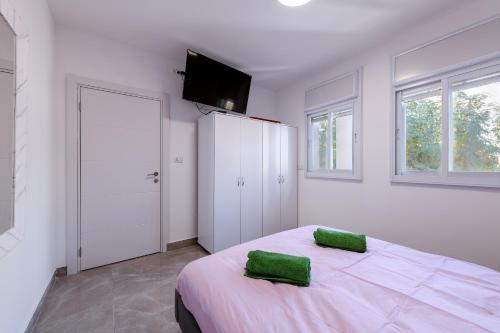 Postel nebo postele na pokoji v ubytování Ceasar suite at Royal Park Eilat