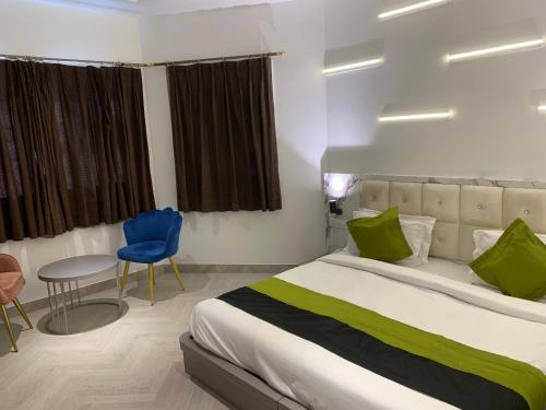 - une chambre avec un lit, une table et des chaises dans l'établissement Express Square9, à Gurgaon