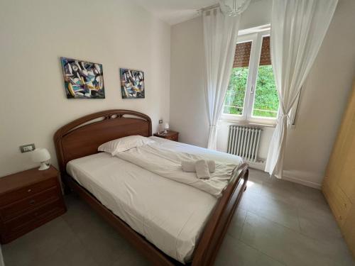 sypialnia z łóżkiem i oknem w obiekcie Haus and Beach w Brenzone sul Garda