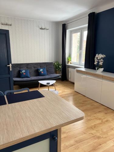 salon z kanapą i stołem w obiekcie Apartament - Nowoczesny i Stylowy w Bydgoszczy