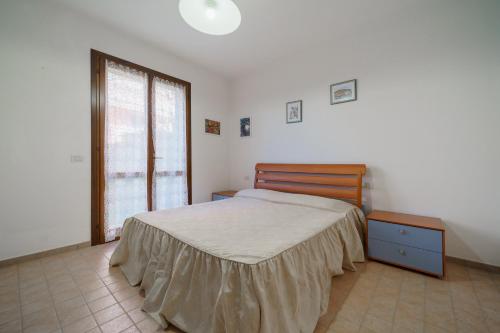 マリーナ・ディ・カンポにあるAppartamenti Bilo Sofiのベッドルーム(大型ベッド1台、窓付)