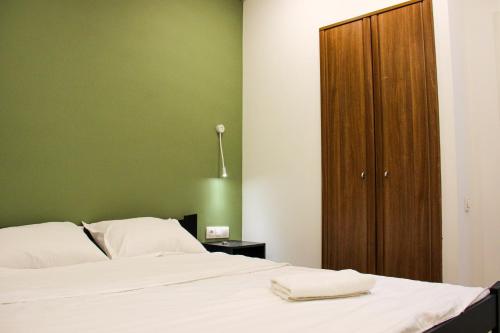 Zhalgin's apartments 2 tesisinde bir odada yatak veya yataklar