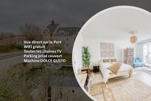 een woonkamer met een witte bank en een tafel bij STUDIO VUE DIRECT SUR LE PORT DE CERGY, Parking Privé Gratuit in Cergy