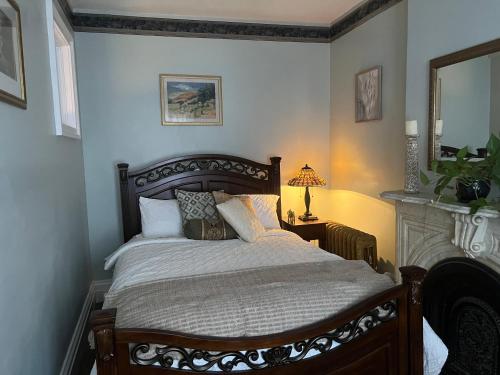 ein Schlafzimmer mit einem Bett und einem Kamin in der Unterkunft 1 Br Private Victorian Apt in convenient City location on 5 acre, sleeps 4 in Poughkeepsie