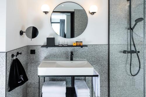 a bathroom with a sink and a mirror at Hotel Schillerhof, Weimar in Weimar