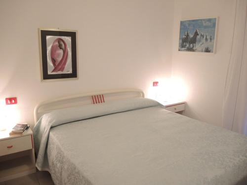 Un pat sau paturi într-o cameră la Flat in residence with swimming pool in Bibione