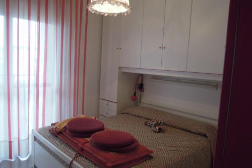 Un pat sau paturi într-o cameră la Modern flat for 6 guests with swimming pool