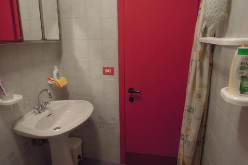 O baie la Modern flat for 6 guests with swimming pool