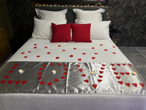 Φωτογραφία από το άλμπουμ του Suite romantique avec ambiance cocooning σε Saint-Genest-Lerpt
