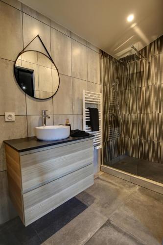 une salle de bain avec un lavabo et une douche dans l'établissement Suite romantique avec ambiance cocooning, à Saint-Genest-Lerpt