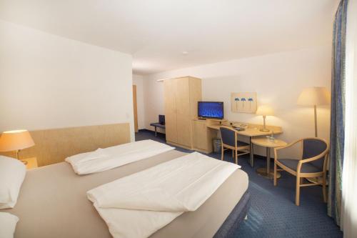 Una cama o camas en una habitación de Fairway Hotel