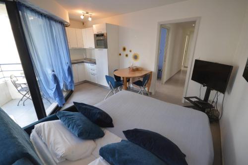Modern 2 Bd Next To Rue Dantibes