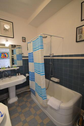 une salle de bain avec une baignoire, des toilettes et un lavabo dans l'établissement Art Deco 2 Bd Apartment Forville, à Cannes