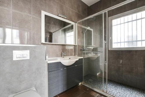 une salle de bain avec un lavabo, une douche et un miroir dans l'établissement Modern apartment - 2BR-6P - Arts et Métiers, à Paris