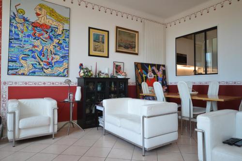 Art Deco 2 Bd Apartment Forville