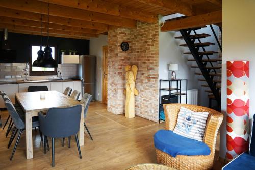 a kitchen and dining room with a table and chairs at Resort Mielenko in Mielenko