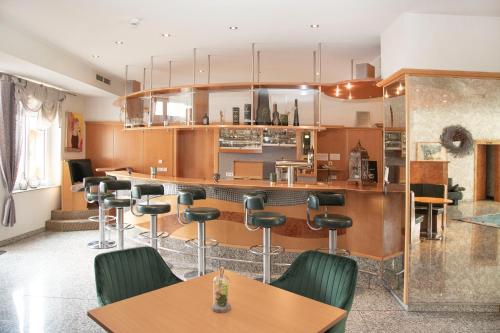 Una cocina o cocineta en Fairway Hotel