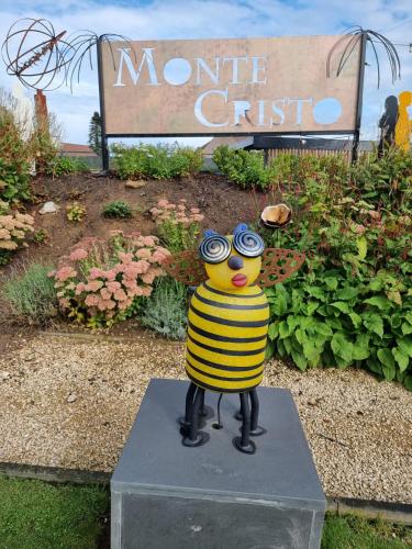 Un jardín fuera de Hotel Monte Cristo