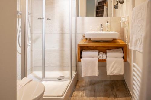 a bathroom with a shower and a sink at SANDnature in Timmendorfer Strand