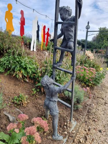 Un jardín fuera de Hotel Monte Cristo