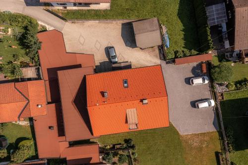 Gästehaus Schmid tesisinin kuş bakışı görünümü