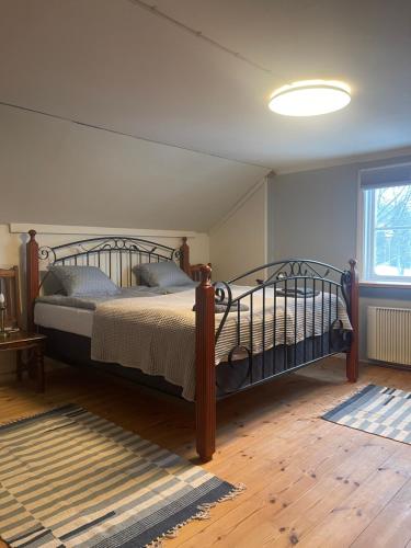 - une chambre avec un lit et une fenêtre dans l'établissement Holiday house in Huskvarna, à Huskvarna