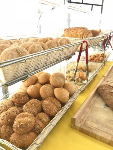 a bakery filled with lots of different types of bread at Hotel Middelpunt - Gratis Parking - Ontbijt inbegrepen - in Middelkerke