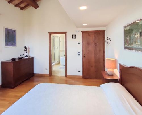 1 dormitorio con 1 cama grande y armario de madera en Villa Adele Senigallia, en Senigallia