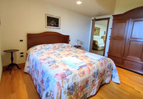 1 dormitorio con 1 cama con edredón de flores en Villa Adele Senigallia, en Senigallia