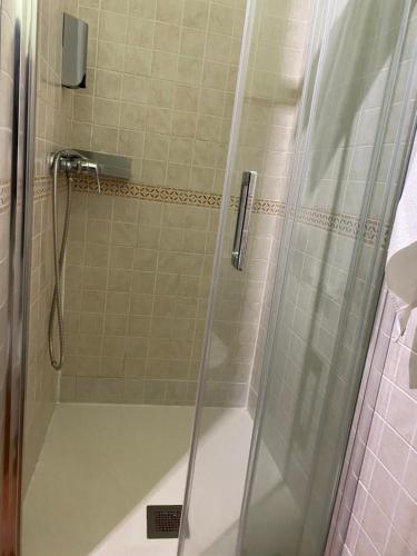 um chuveiro com uma porta de vidro na casa de banho em Posadas De Granadilla em Zarza de Granadilla