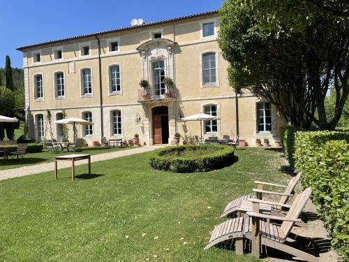 a building with a bench in front of it at Chateau Talaud in Loriol-du-Comtat