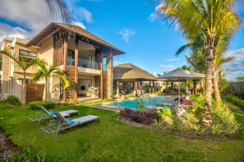 Bazén v ubytování Mythic Suites & Villas by MJ Holidays nebo v jeho okolí