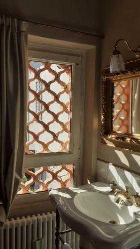 bagno con lavandino e finestra di Casetta Camilla a Varese