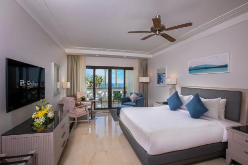 Park Regency Sharm El Sheikh Resort في شرم الشيخ: غرفة نوم مع سرير وغرفة معيشة