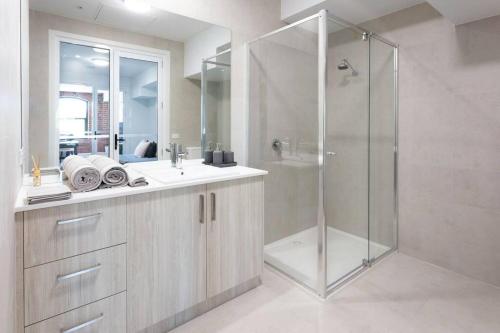 W łazience znajduje się prysznic i umywalka. w obiekcie Bendigo CBD Apartment w mieście Bendigo