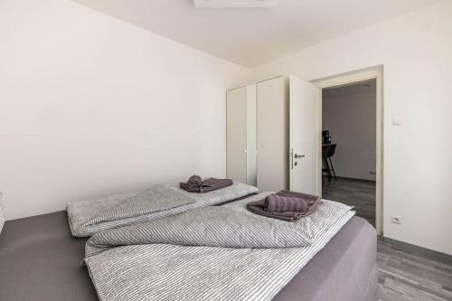 - une chambre avec un lit et des serviettes dans l'établissement Cozy renovated apartment close to Schoenbrunn Palace, à Vienne
