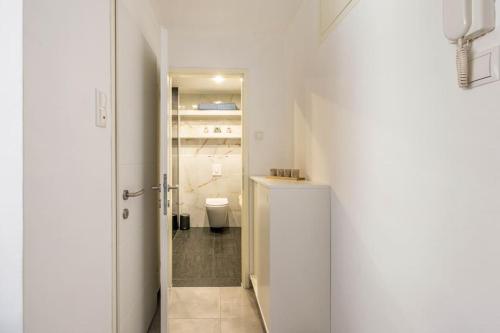 - un couloir blanc avec des toilettes dans la chambre dans l'établissement Cozy renovated apartment close to Schoenbrunn Palace, à Vienne