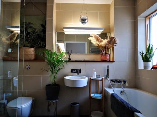 een badkamer met een bad, een wastafel en een toilet bij Beautiful central townhouse w/ parking for 2 cars in Brighton & Hove