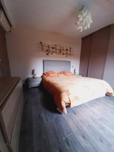 een slaapkamer met een bed met muzieknoten aan de muur bij Chambres in Saint-Mars-la-Brière
