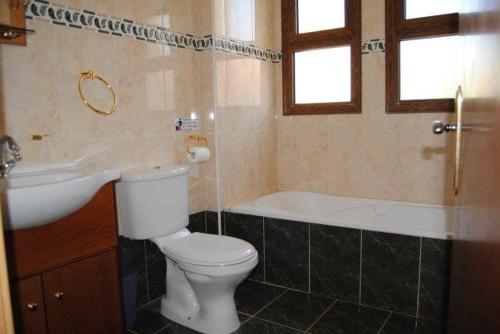 Un baño de Sunray Villa - Luxury Villa with Private Pool