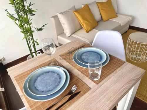 uma mesa com dois pratos azuis em cima em A morada das perseidas em Ourense