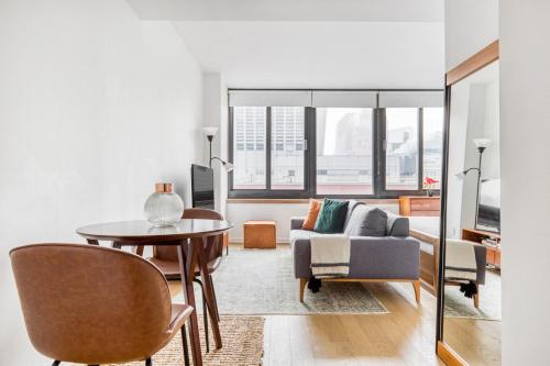 Χώρος καθιστικού στο Tribeca Studio Indoor pool Great views NYC-185