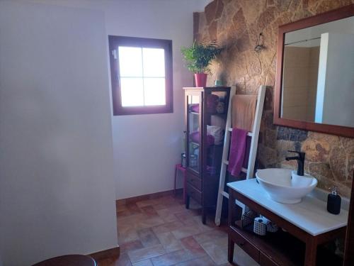 グラン・タラハルにあるCasa La Fuentitaのバスルーム(洗面台、鏡付)