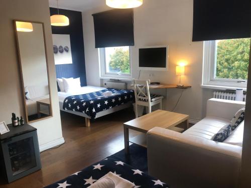 un soggiorno con letto e divano di Port Hotel a Karlshamn