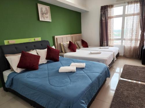 1 dormitorio con 2 camas y manta azul en The Viana Apartment 3, en Kota Bharu