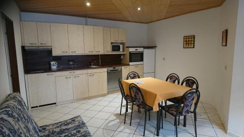 - une cuisine avec une table et des chaises dans la chambre dans l'établissement Penzion Markus, à Frymburk