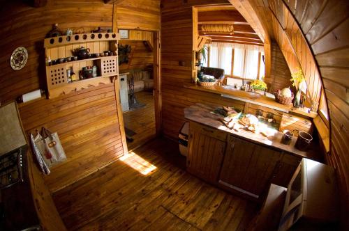 una vista aérea de una cocina en una cabaña de madera en Dom w Szczyrku - stylowy drewniany dom z kominkiem, en Szczyrk