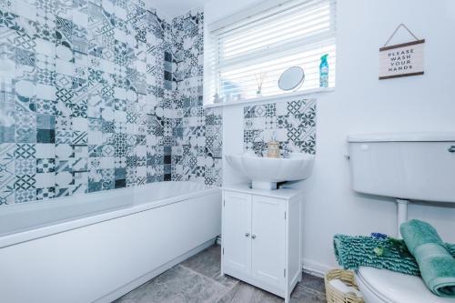 uma casa de banho com um lavatório, uma banheira e um WC. em Stylish 2-Bed City-Centre Home in Chester by 53 Degrees Property - Ideal for Couples & Groups - Sleeps 6 em Chester
