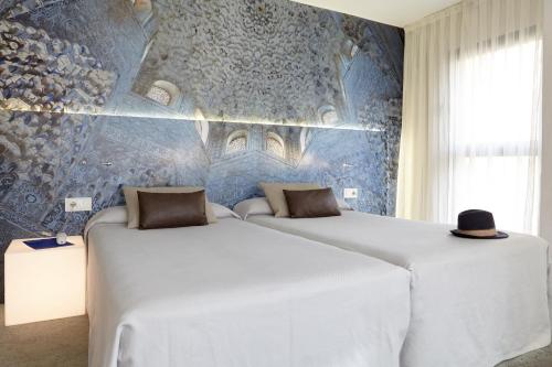Ένα ή περισσότερα κρεβάτια σε δωμάτιο στο Hotel Maciá Granada Five Senses Rooms & Suites