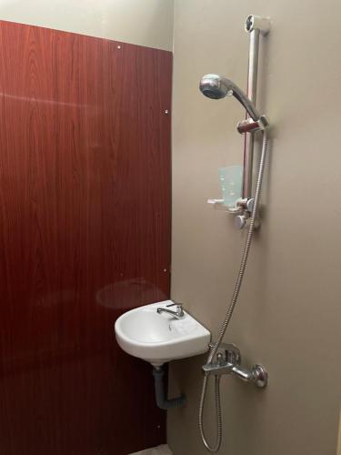 y baño con lavabo y ducha. en Riambel Paradise Inn First Floor Room, en Riambel